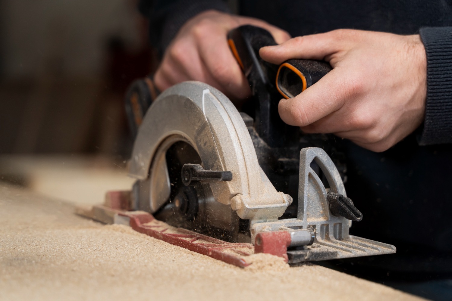 Use Sharp Blade in Woodworking