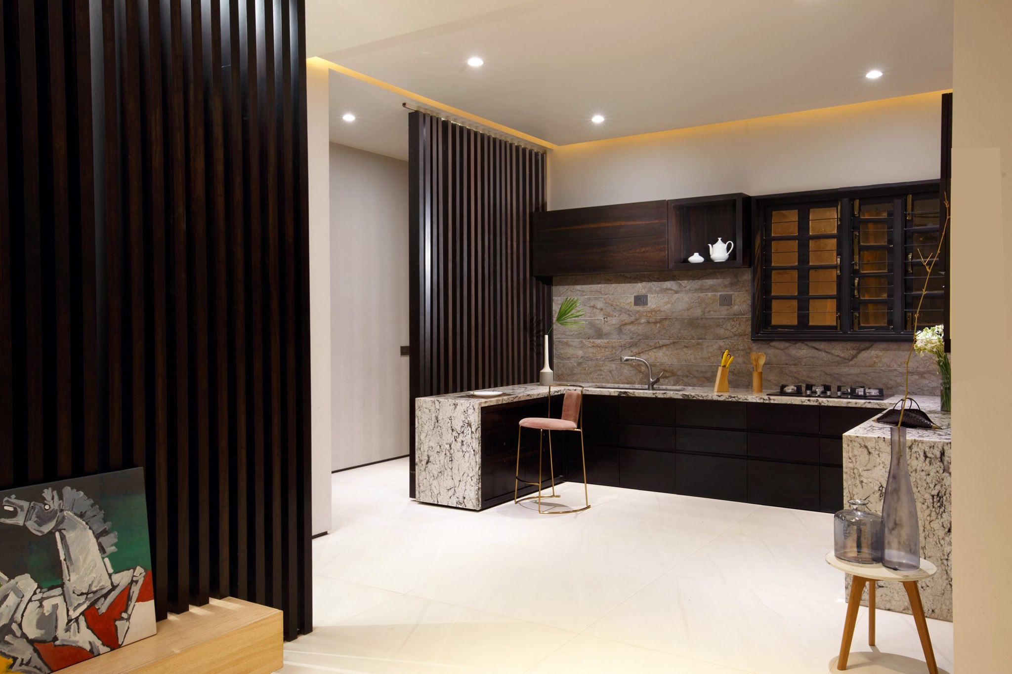 A modern kitchen in shades of brown with a mix of modern design and natural material palette