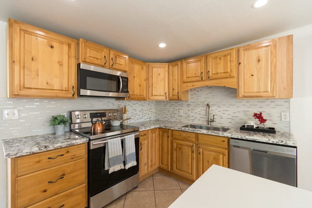 Kitchen colours with maple cabinets