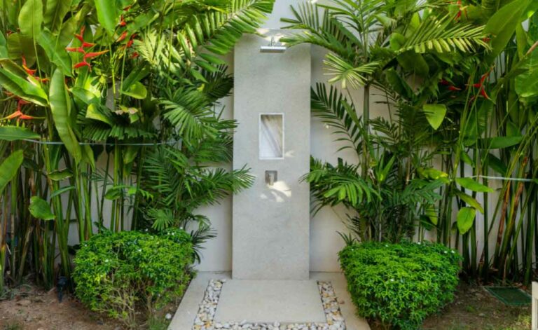 Luxurious outdoor shower ideas